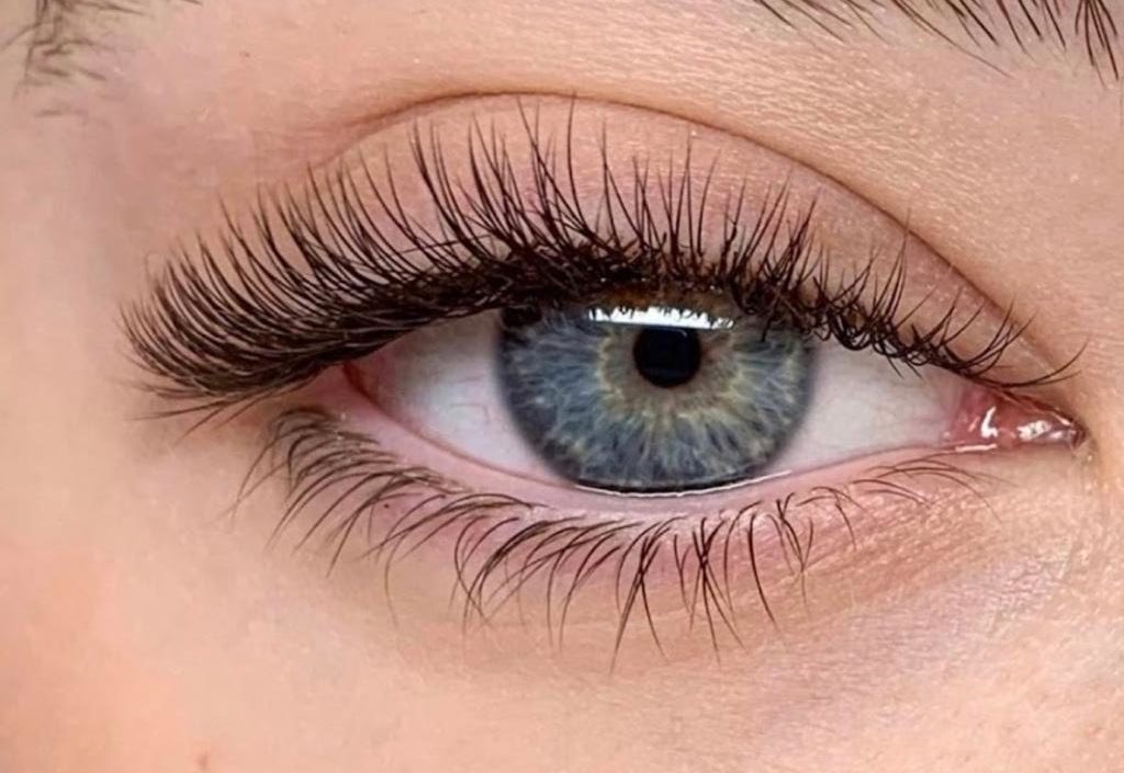 Perfekt definierte Wimpern – Lash-Styling bei Beauty Home